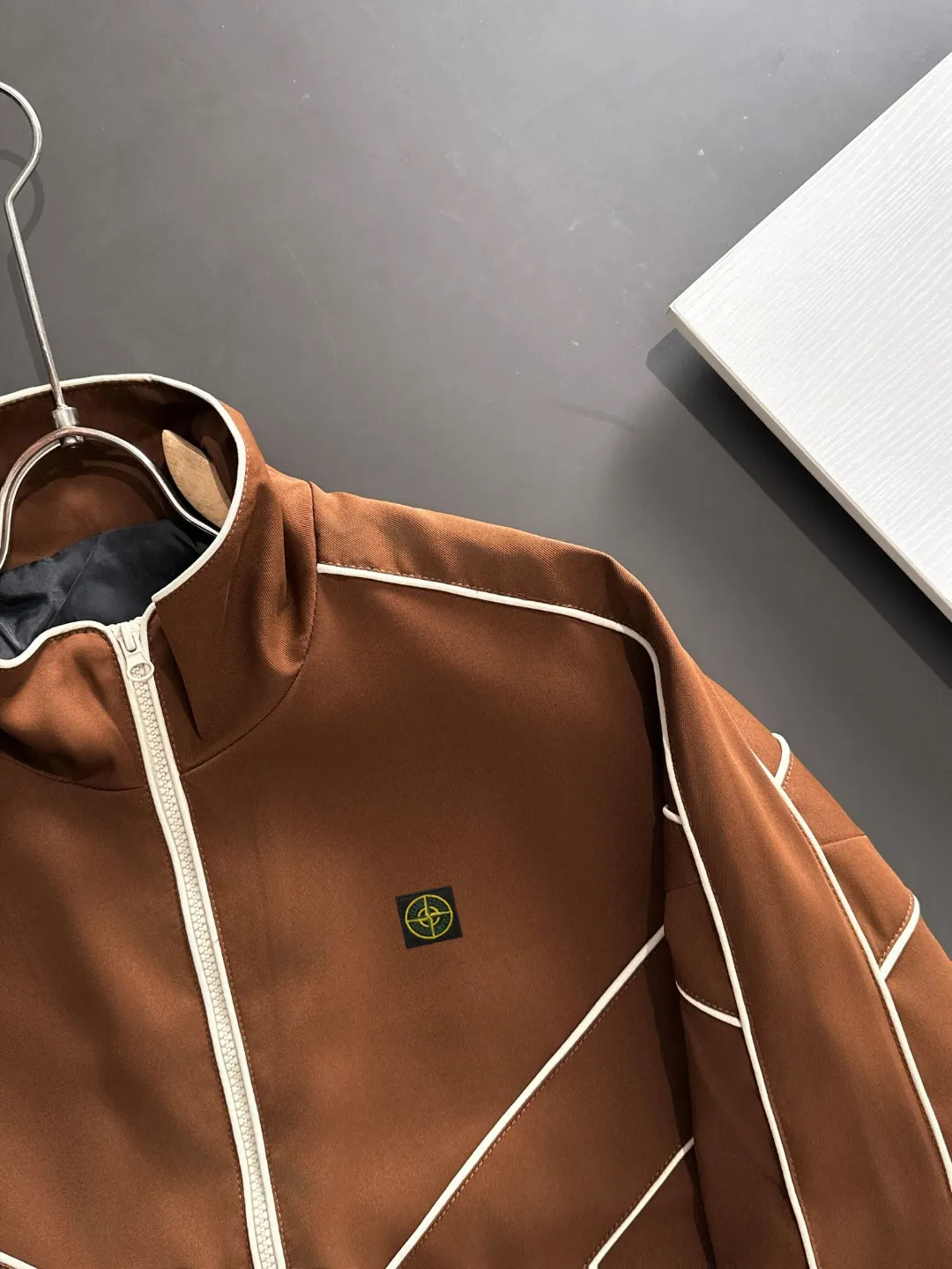 Next day shipping P720 Stone lsland/stone island high quality 2025 autumn and winter new casual heavy industry suit exclusively developed by yb! High quality production! The top version of the trading company channel order, external orders for imported custom fabrics, high breathability and comfort, impeccable details, absolutely worth buying! This type of suit is also a must-have for lazy people. You don’t have to think about how to match it, you can just get it in one set! Brand element design concept, delicate and soft feel! It presents a casual cut and the upper body shape is great! On sale simultaneously on the official website! From a high-end men's positioning brand, the low-key luxury taste is irresistible! Exquisite workmanship and impeccable quality! The overall style is simple, fashionable and timeless, fully meeting the requirements of stylish and tasteful dressing! Size: M to 5XL (or state your height and weight when placing an order)